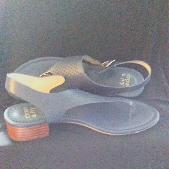Women's navy blue sandals made by crown & Ivy - Picture 2 of 6